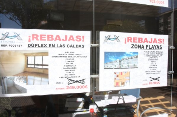 Dos carteles informan de las 'rebajas' en los precios de viviendas. (Foto: miguel Ángel)