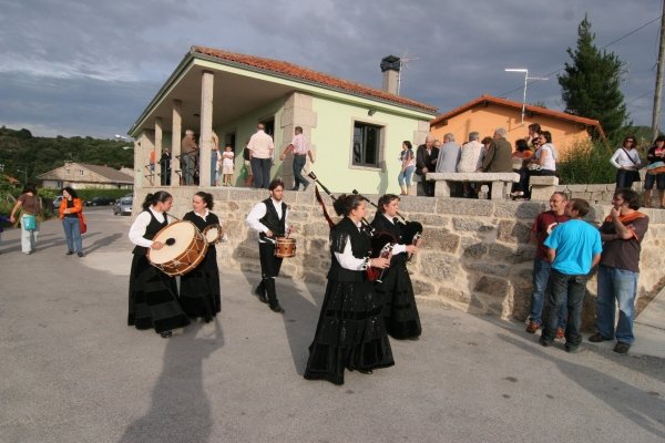 Un momento de la inauguración del local social de Roimelo. (Foto: Marcos Atrio)
