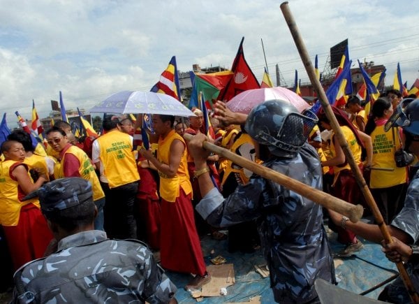 Enfrentamientos entre la Policía china y manifestantes, en Katmandú.