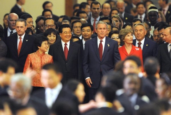 El presidente Bush y su esposa, Laura, durante una reunión con líderes chinos.
