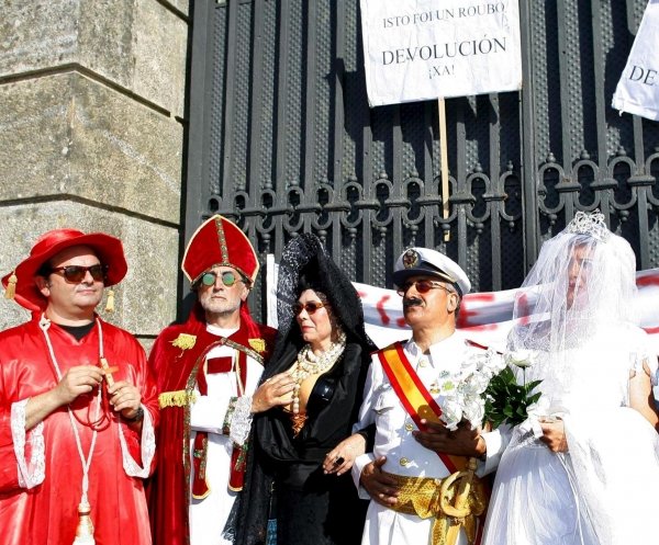 La comparsa 'Os Moracos' recrea una boda en las inmediaciones del Pazo de Meirás (Foto: EFE)