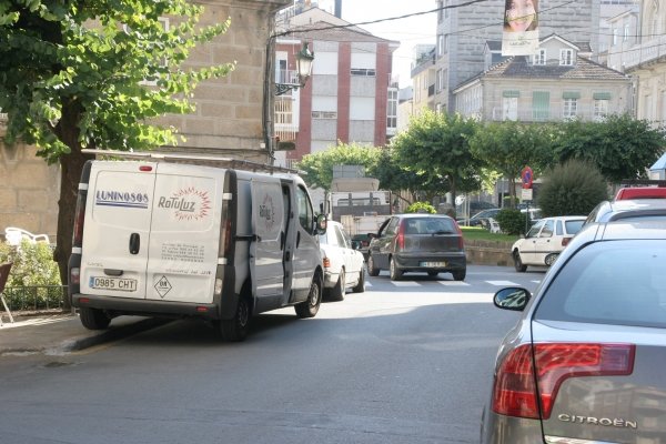 Vehículos en una zona prohibida, en la calle Aldara. (Foto: Martiño Pinal )