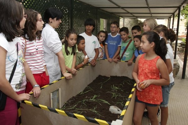El grupo de niños que participaba en el taller arqueológico, con su monitora. (Foto:  Miguel Ángel )
