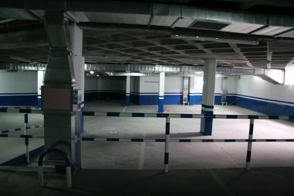 Aparcamiento subterráneo de Xinzo, sin coches en su interior. (Foto:  Xesús Fariñas)