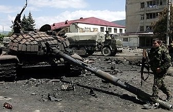 Un soldado ruso pasa junto a los restos de un tanque georgiano destruido (Foto: EFE)