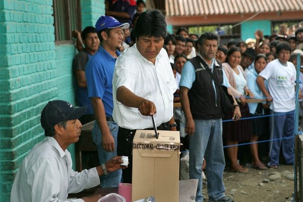 El presidente de Bolivia, Evo Morales votó en su feudo cocalero del Chapare (Foto: EFE)