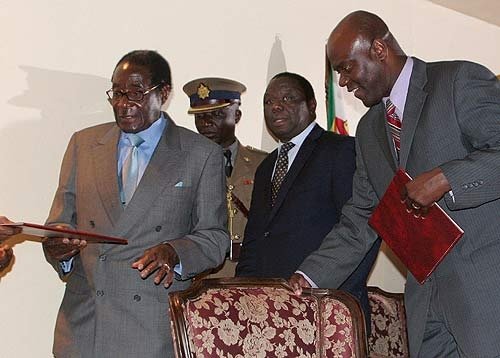 Robert Mugabe, el líder opositor, Morgan Tsvangirai y el líder de la facción escindida del MDC, Mutambara. (Foto: EFE)