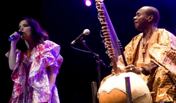 Actuación del músico malí Toumani Diabaté junto a Bjork. (Foto: Jorge Zapata)