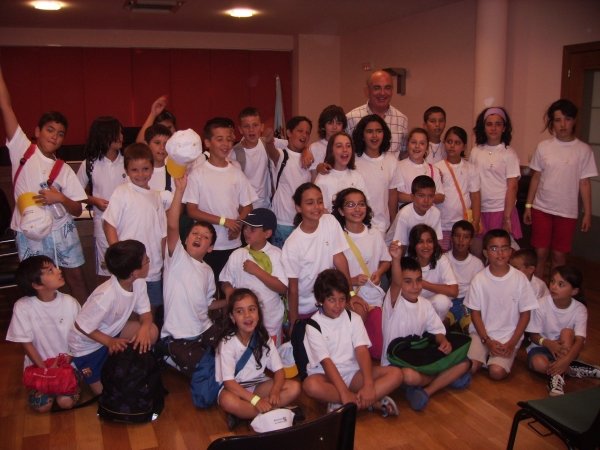  Niños de Verín y Chaves que participan en el programa, con el alcalde de Verín.