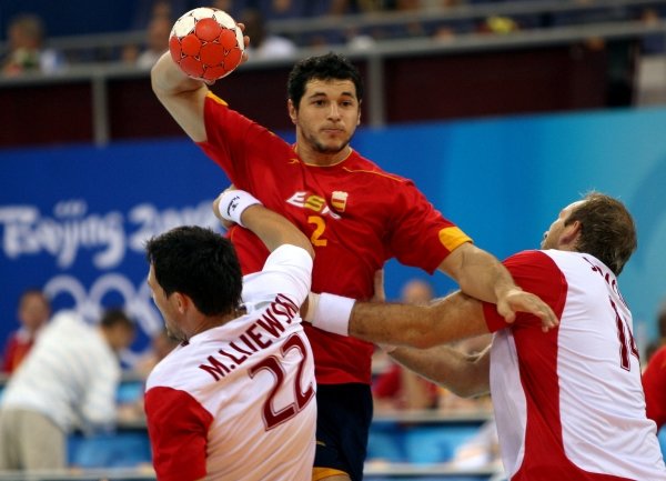 Estrerríos intenta lanzar el balón entre dos jugadores polacos. (Foto: A.Estevez)