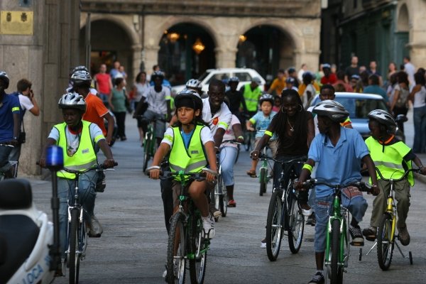 Niños de distintas nacionalidades en la actividad ciclista. (Foto: Xesús Fariñas)