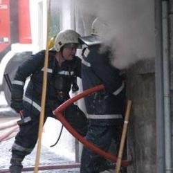 Bomberos apagando el incendio. (Foto: agencias)
