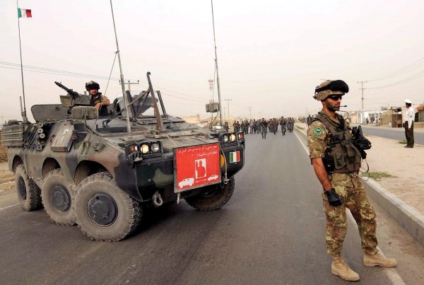 Militares italianos patrullan por las calles de Kabul.