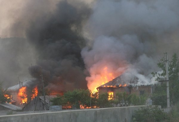 Varias casas arden en Mul, ciudad de Osetia.