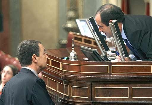 Zapatero conversa con Bono en el transcurso de una sesión en el Congreso.