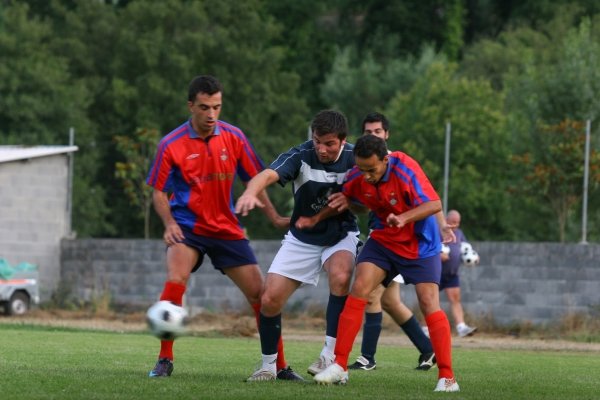 Martín trata de llevarse la pelota ante un jugador del Ribadavia. (Foto: Xesús Fariñas)