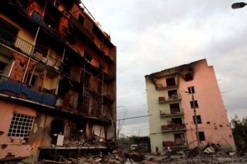 Una mujer observa su casa en ruinas. (Foto: agencias)