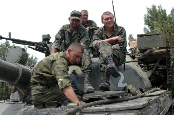 Soldados rusos en un tanque. (Foto: EFE)