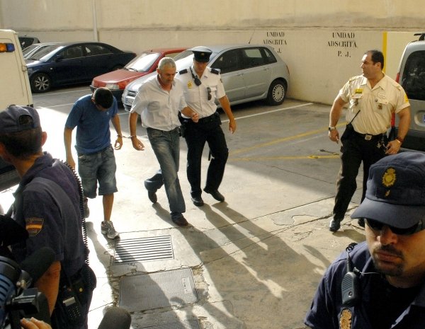 Juan Francisco Gosálbez acompañado por la policía a su entrada en el juzgado. (Foto: Joan Lladó)