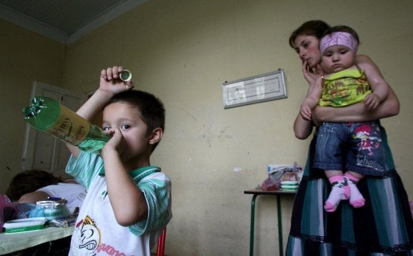 Miembros de una familia en una escuela de Ossetia del sur convertida en un albergue para refugiados. (Foto: EFE)