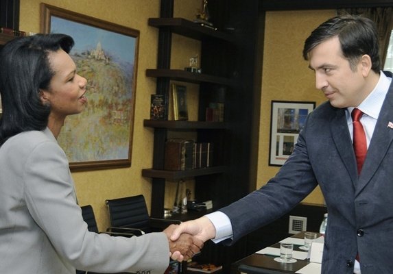 La secretaria de Estado de EE UU, Condoleezza Rice, y el presidente georgiano, Mijaíl Saakashvili (Foto: EFE)