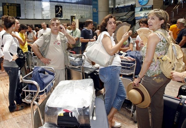  Un grupo de turistas, preparados con su equipaje para emprender un viaje. (Foto:  Archivo)