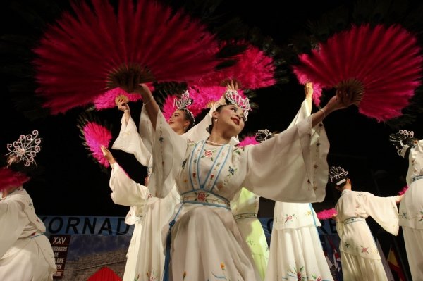  El grupo Yi-Tzi dance troupe de Taiwán, durante su actuación en la Praza Maior de Verín.