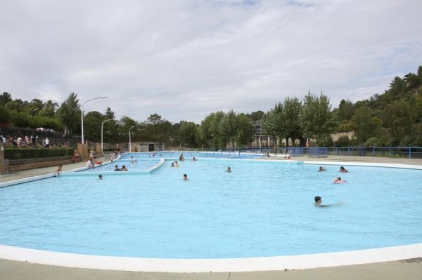 Las piscinas de Oira ofrecían un aspecto muy diferente al habitual en esta época del año. (Foto:  Miguel Ángel )