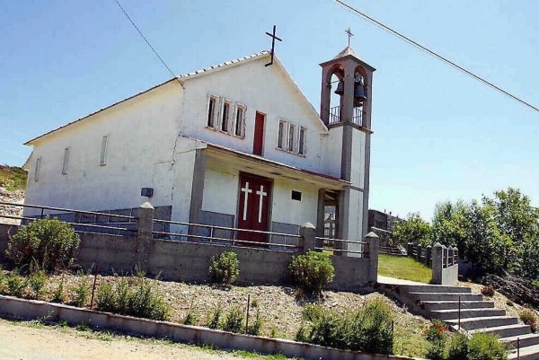 La iglesia parroquial de O Regueiro, junto a la carretera N-541. (Foto:  Archivo )
