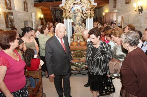 Florindo González, acompañado de su esposa, porta la patrona hasta el altar. (Foto:  Miguel Ángel )