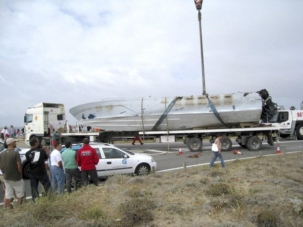 Una grúa de gran tonelaje permitió retirar la lancha planeadora  (Foto: EFE)