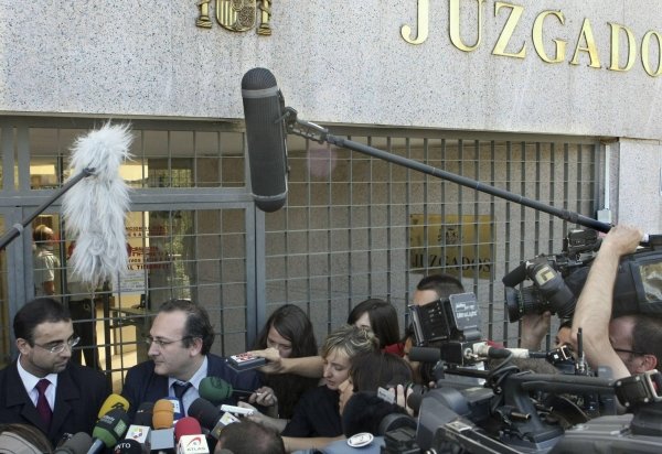 Ricardo Rodríguez y Javier Castro abogado de Neira y su familia, atienden a la prensa. (Foto: EFE)