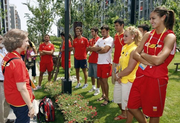 La Reina, Doña Sofía, conversa con algunos atletas españoles. (Foto: Julio Muñoz)