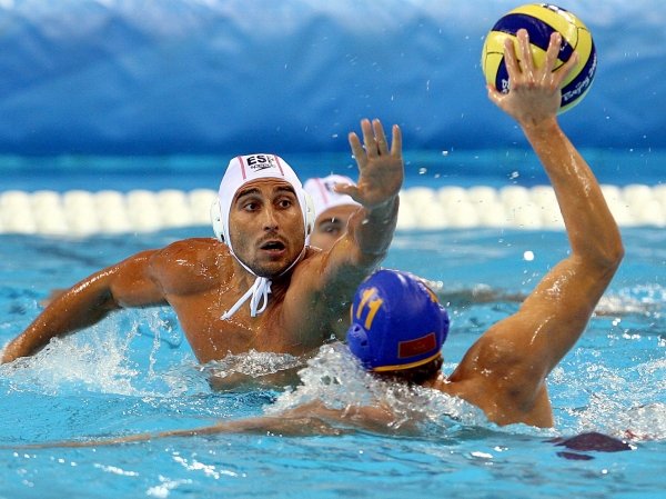 El español Marc Minguel intenta detener a un jugador de Montenegro. (Foto: efe)