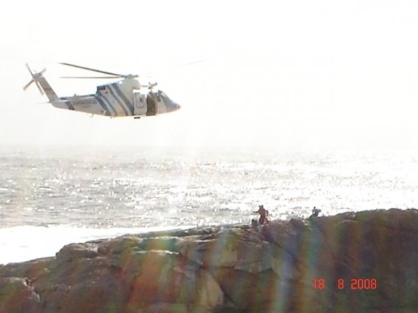  El helicóptero, en su aproximación a la zona de rescate.