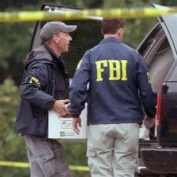 miembros del FBI durante la  investigación.