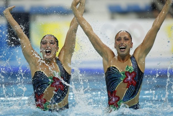 Las nadadoras españolas Mengual y Fuentes durante su segundo ejercicio. (Foto: Lavandeira jr)