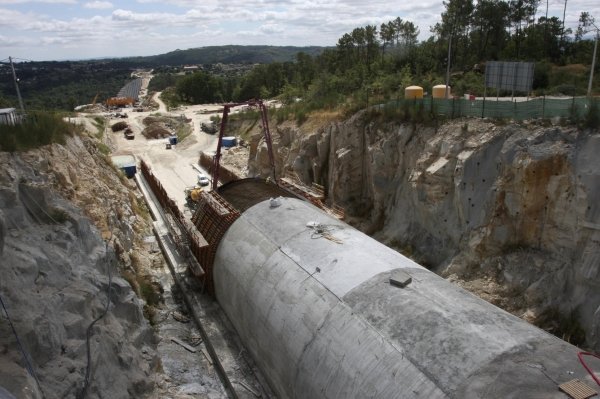 Obras de construcción del tren de alta velocidad, en la zona de Maside. (Foto: Miguel Ángel)