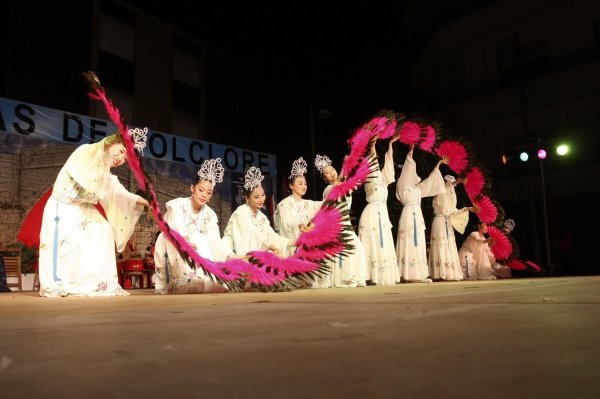  Las actuaciones en Verín contaron con una gran asistencia de público. En la imagen el grupo de Taiwán, durante su espectáculo. (Foto: M.A.)