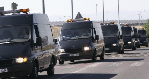 Varios coches fúnebres trasladan a las víctimas. (Foto: EFE)