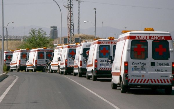 Ambulancias de camino al aeropuerto. (Foto: EFE)