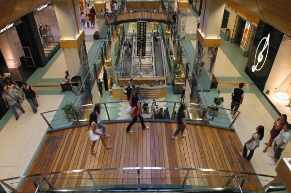  Los clientes pasean por los pasillos del centro comercial Ponte Vella.  (Foto: Xesús Fariñas)