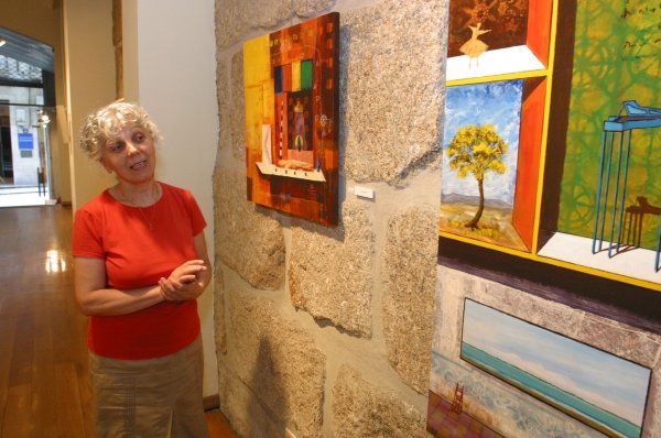   La directora de la Galería Visol, Carmen Vidal, posa con algunas de las obras de la muestra.