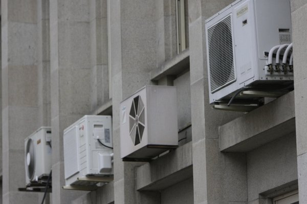 Aparatos de aire acondicionado en el exterior de un edificio de Ourense.  (Foto: Miguel Ángel )