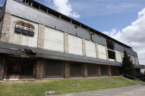  Exterior de las instalaciones de Bazar Orense, destruidas por el incendio del pasado sábado. (Foto:  Miguel Ángel)