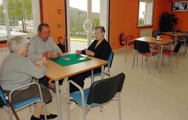 Tres vecinos juegan a la cartas en un salón del centro Alvetus, en Avión. (Foto:  Archivo )