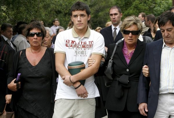 El sobrino de Pérez de Obanos portó las cenizas de su tío, acompañado por otros familiares. (Foto: EFE)