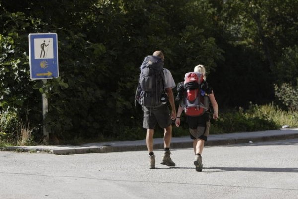 Dos peregrinos recorren el Camino del Sudeste o Vía da Prata, en Ourense. (Foto:  Miguel Ángel )