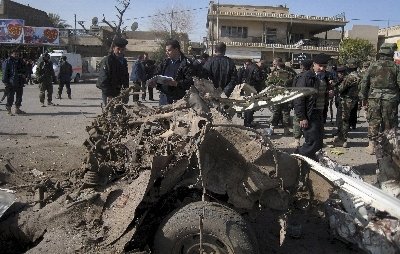 La policia de Irak inspecciona un coche bomba en la ciudad de Kirkuk (Foto: EFE)
