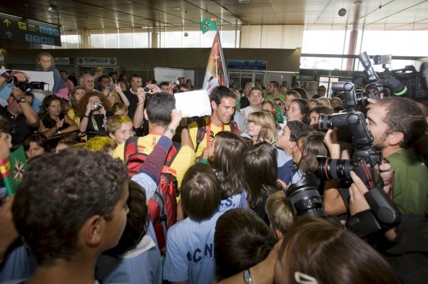 Los medallistas olímpicos Antón Paz y Fernando Echevarri son aclamados por cientos de seguidores a su llegada al aeropuerto de Vigo (Foto: EFE)